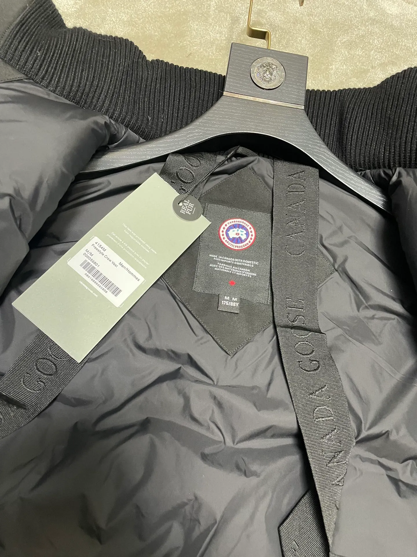 P800 forester men's new model black 24 models Canada Goose (Canada Goose) Men's model xs-xxl The highest version on the market! 🔥 Recommendation of single product for autumn and winter hard goods # Produced by OEM canada goose # The Canadian brand canada goose has always been recognized as the warmest down jacket, and its existence can often be seen in the winter street photos of various celebrities. I make Canada Goose every year, but I still can’t get rid of my love for it. No matter how cold the weather is, there’s no need to be afraid! Because this year, as always, we will provide you with ruthless goods and prepare large quantities of goods. I believe that the market has become a bit chaotic, but we are not afraid. Only good things are competitive, not comparing prices! No one is stupid enough to quote a high price and send old customers away! Look at price in the short term and quality in the long term! If you care about quality, please respect its price! If what you want is cheap, please don't expect good quality! You get what you pay for, this is the rule of the market! We really value quality. It is only worn by the one who understands you! Filling content: 90 international standard duck down! I won’t say much more, everyone sells their own goods! Regarding the down content, you can feel it with your hands. There is nothing wrong with good down. Another customer said that the clothes are very light, but the ones on the market are very heavy. For us insiders, adding some filament to the clothes will make them look bulging and heavy. But we won't do that! 🔥Pure original fidelity! 🔥Everyone who has been cooperating with us in the past few years knows that the large-scale wholesale market products are incomparable to us. You are welcome to visit the brick cabinet and then come to my home to buy! It is the legendary warmest down jacket. A goose and a single layer of clothing can withstand minus 20 degrees Celsius! Known as a must-have for Arctic outdoor sports! The most popular down jacket in the world, celebrities are rushing to buy it, it is a must-have!